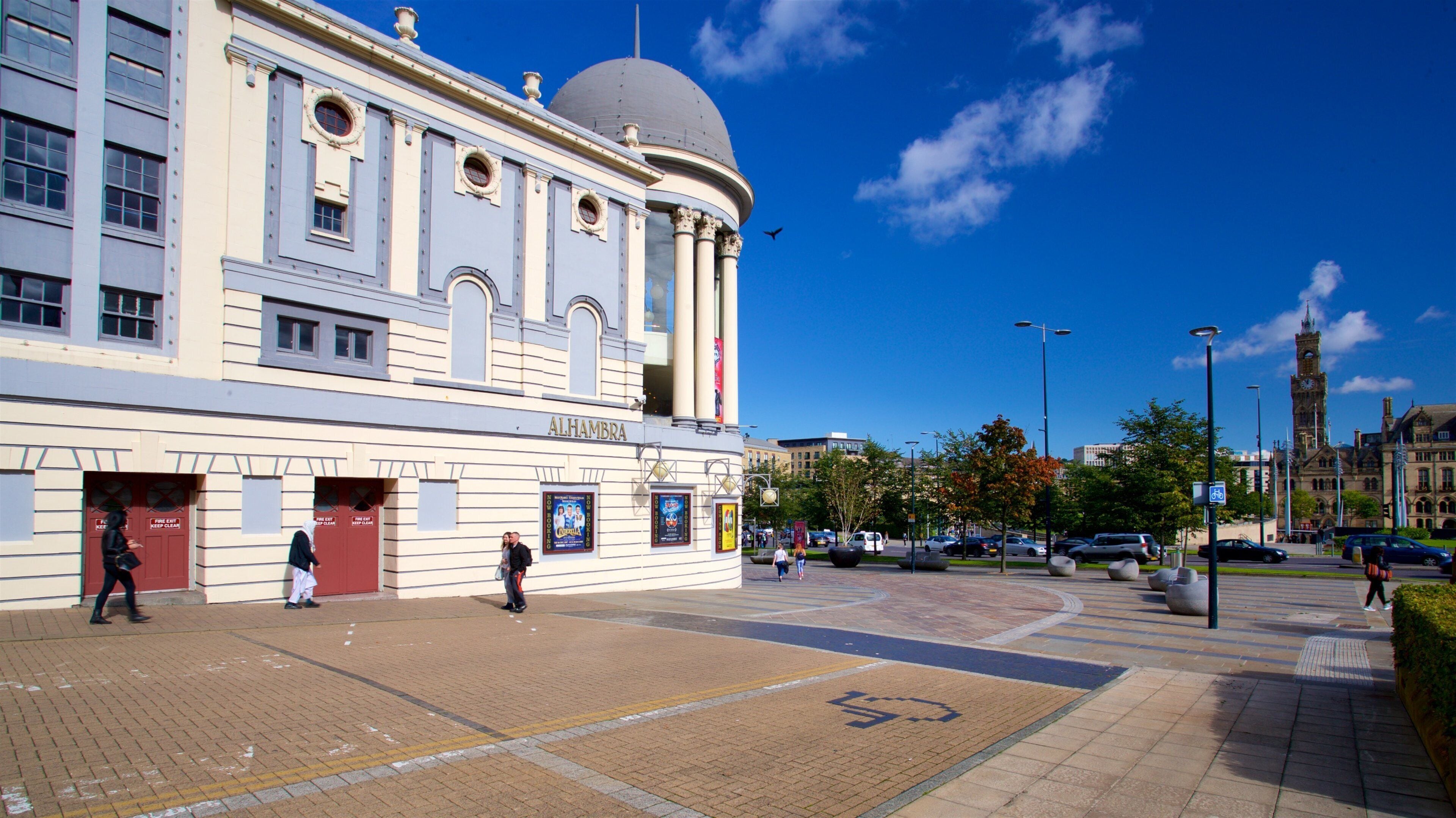 Teatro Alhambra ofreciendo elementos patrimoniales
