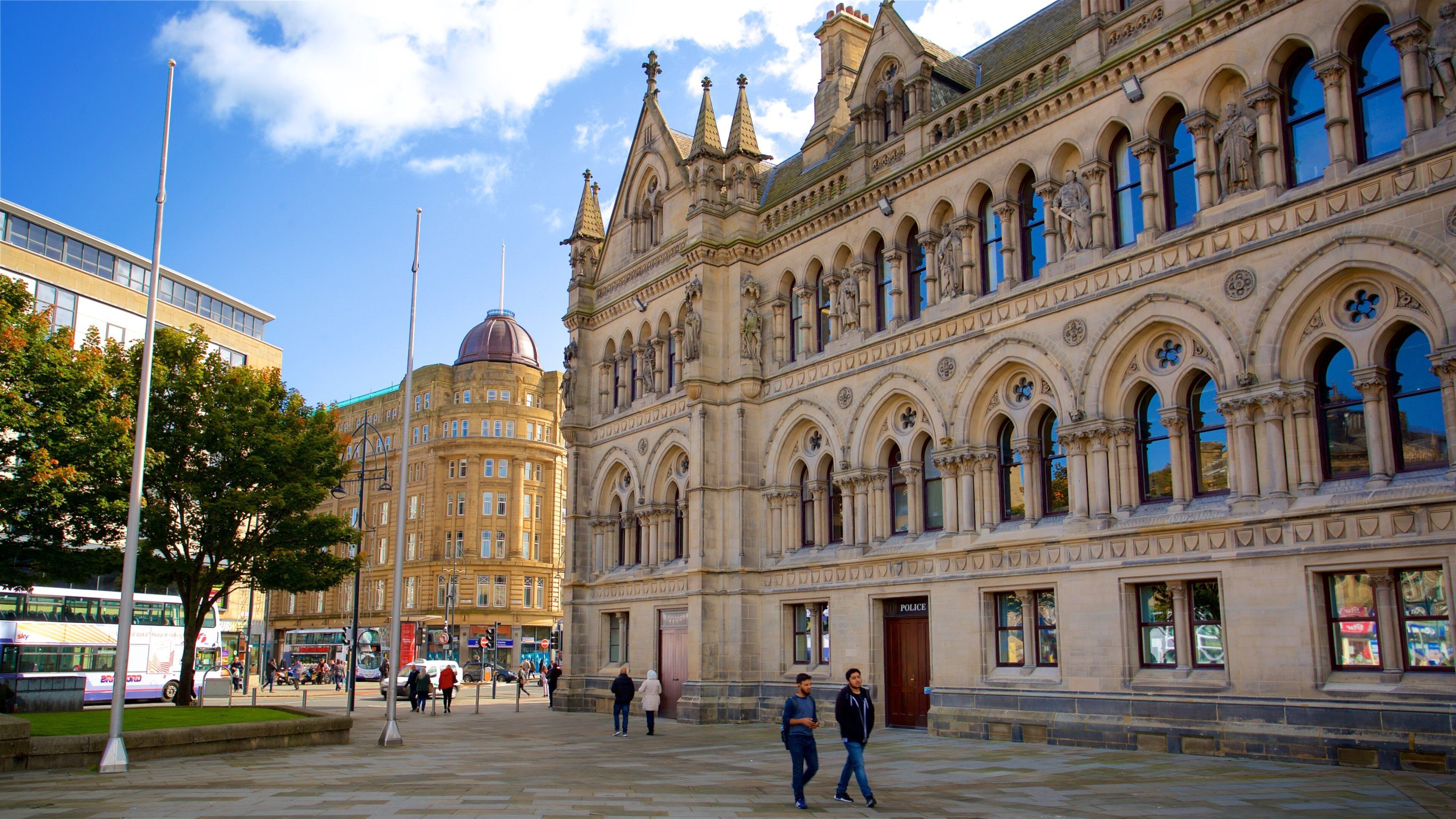 Bradford City Hall som inkluderer historisk arkitektur og gatescener i tillegg til par