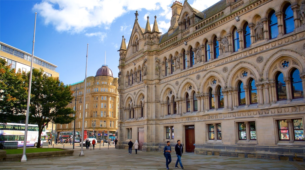 브래드퍼드 시청 을 보여주는 문화유산 건축 과 거리 풍경 뿐만 아니라 커플