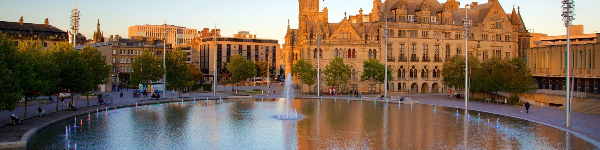 Ayuntamiento de Bradford ofreciendo una fuente, un atardecer y arquitectura patrimonial