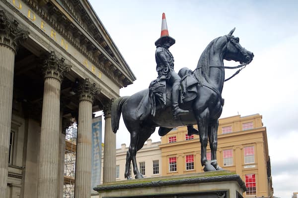 Glasgow caracterizando uma estátua ou escultura