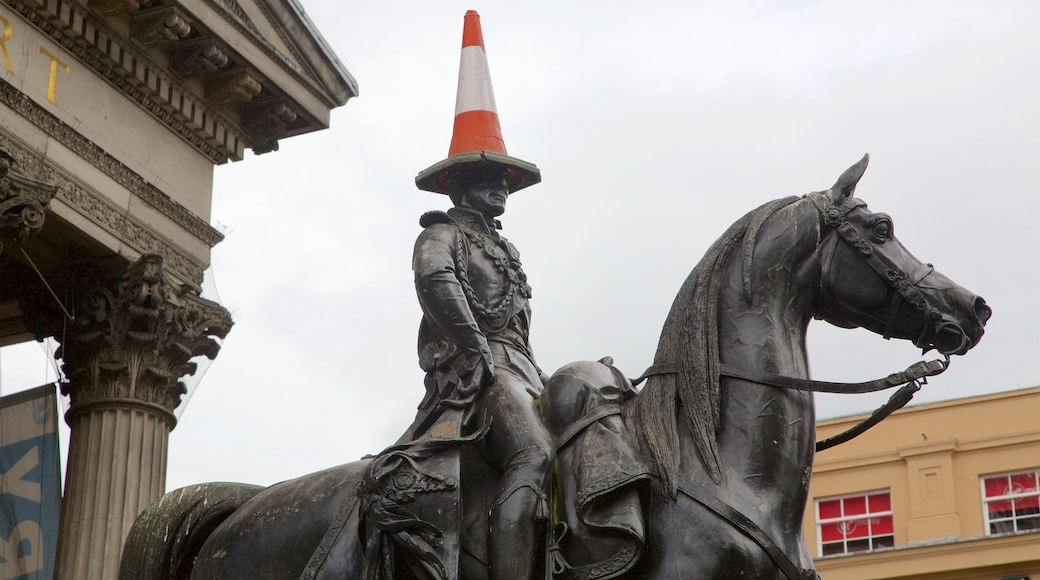 Glasgow que incluye una estatua o escultura