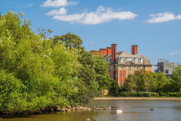 Leazes Park showing a lake or waterhole