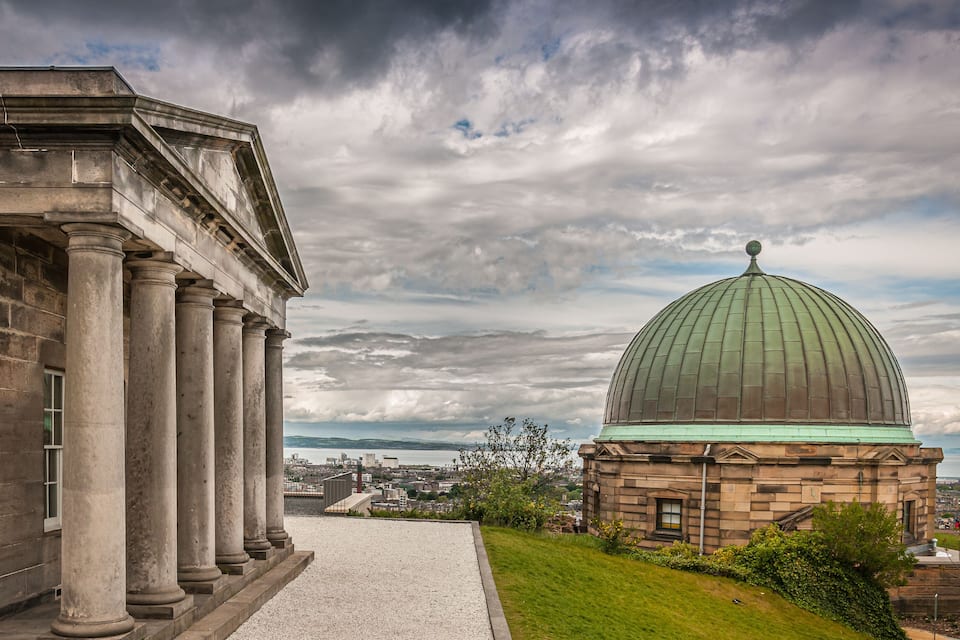 Un edificio clásico con columnas y una cúpula grande.