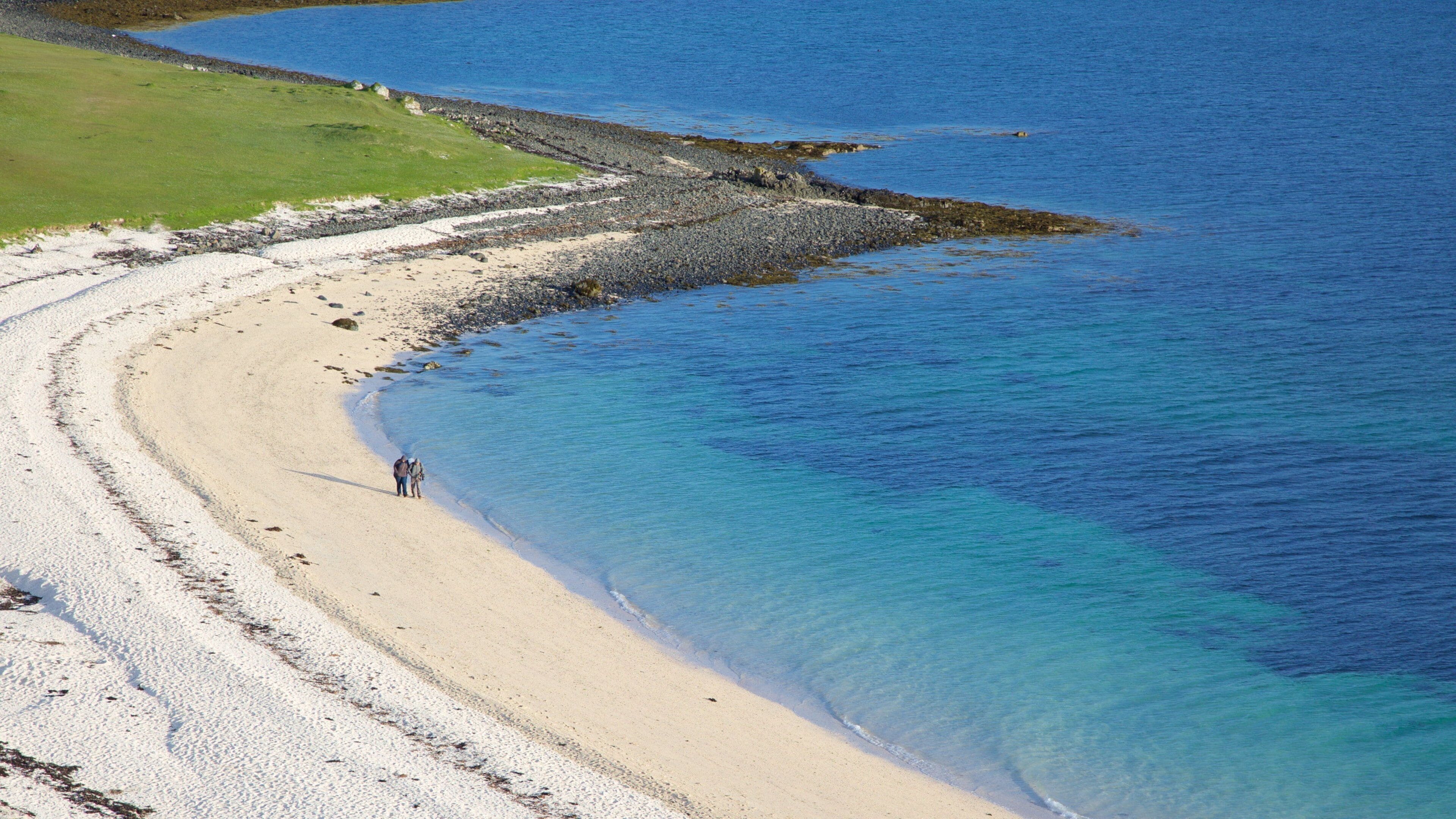 Ilha de Skye que inclui uma praia de pedras, cenas tranquilas e uma praia