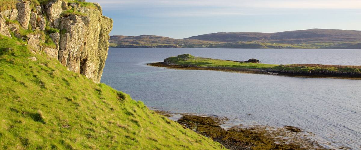Isle of Skye ofreciendo situaciones tranquilas y litoral rocoso
