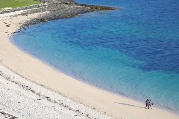 Isle of Skye das einen Strand sowie Paar