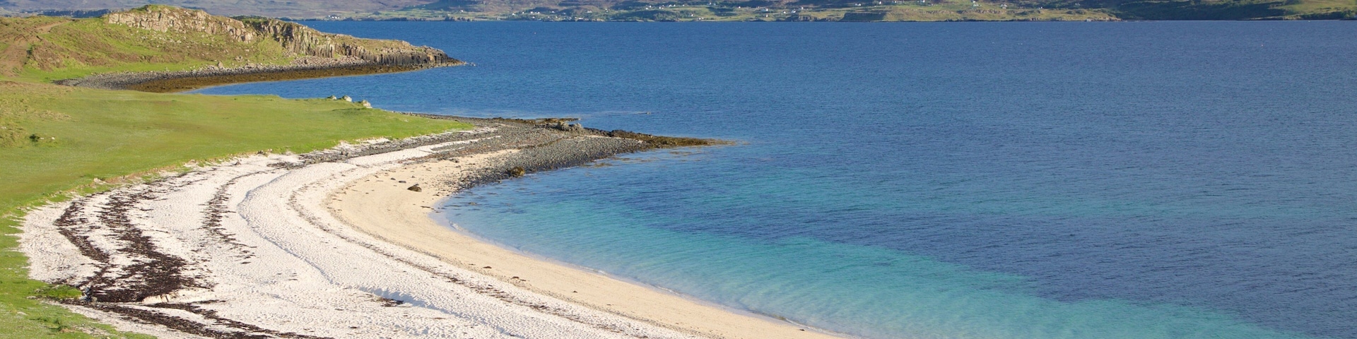 Ilha de Skye que inclui montanhas, cenas tranquilas e uma baía ou porto
