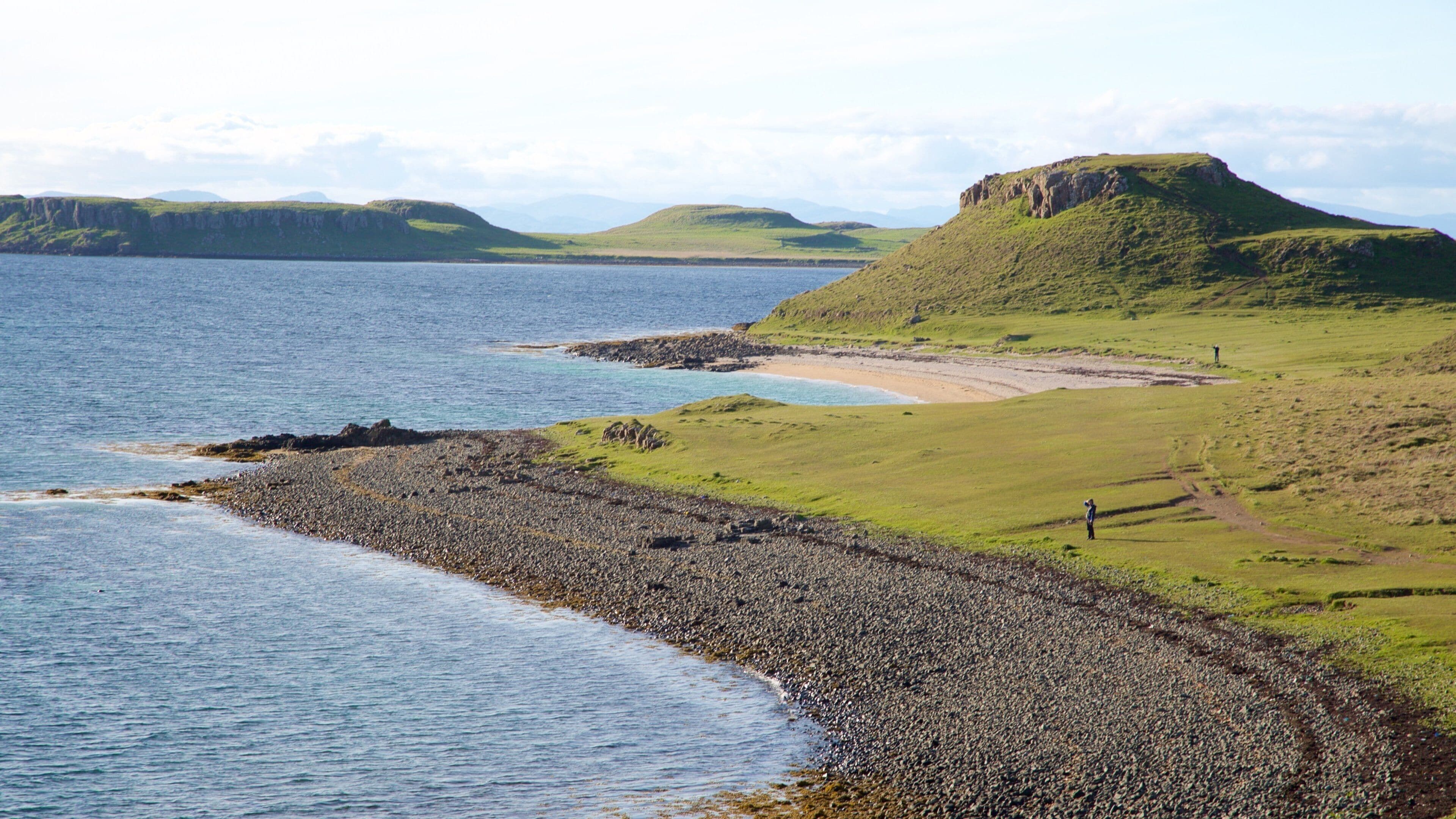 Isle of Skye showing a pebble beach and tranquil scenes