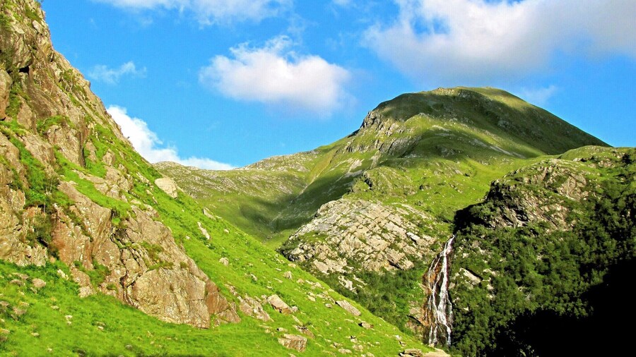 One of the best memories I have from Scotland. The 30 mins walk from the nearby car park is worthy.
#Green