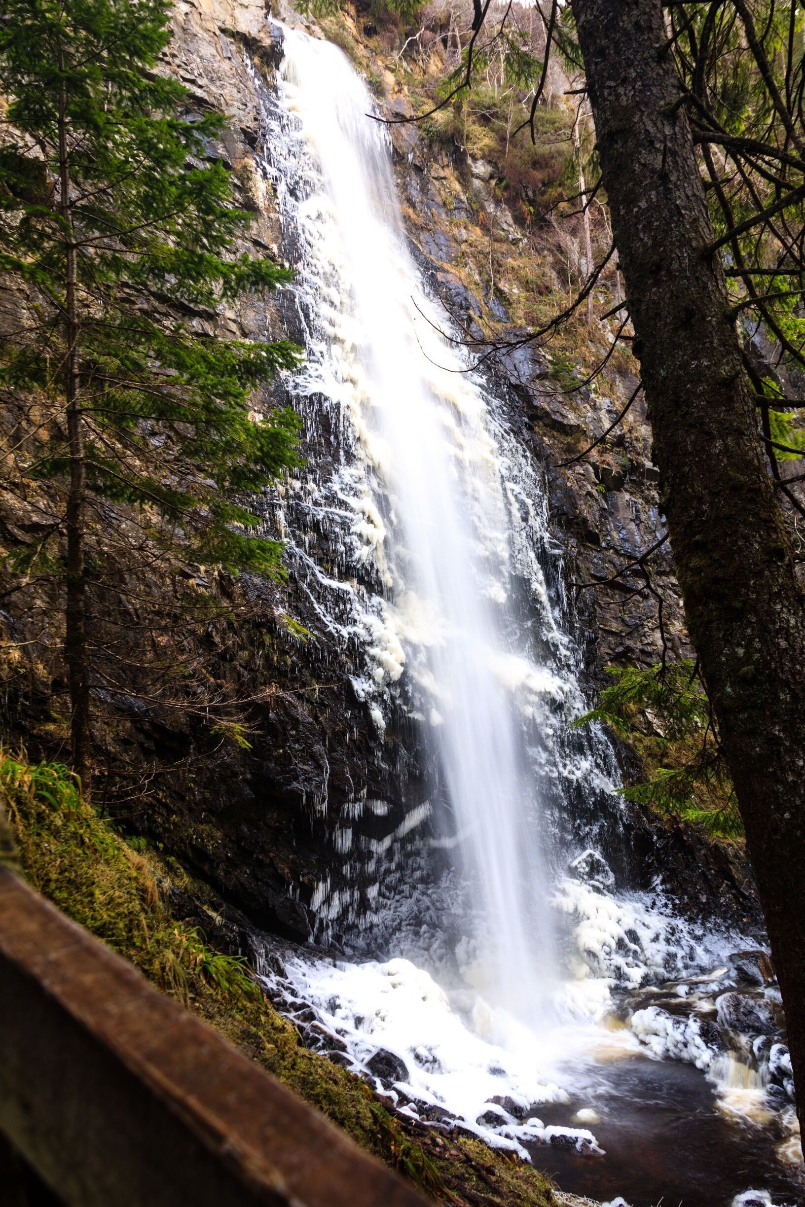 An icy plodda falls 