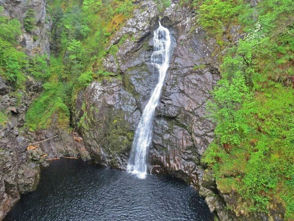 📍Falls of Foyers, by Dores near Inverness

A 165ft waterfall on the river Foyer which feeds Loch Ness. In 1895 the flow of water was largely reduced due to an aluminium smelting factory, which was powered by electricity generated by the river on the shores of Loch Ness. The plant shut in 1967 and the site is now part of a 300 MegaWatt pumped-storage hydroelectricity system at Loch Mhòr.
#Aquatrove