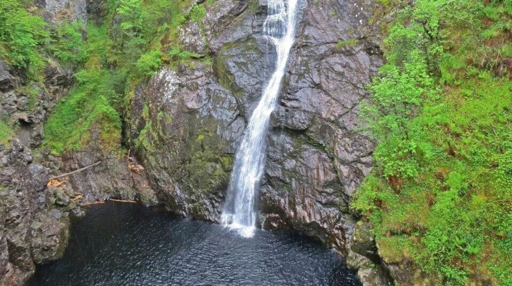 📍Falls of Foyers, by Dores near Inverness
A 165ft waterfall on the river Foyer which feeds Loch Ness. In 1895 the flow of water was largely reduced due to an aluminium smelting factory, which was powered by electricity generated by the river on the shores of Loch Ness. The plant shut in 1967 and the site is now part of a 300 MegaWatt pumped-storage hydroelectricity system at Loch Mhòr.
#Aquatrove