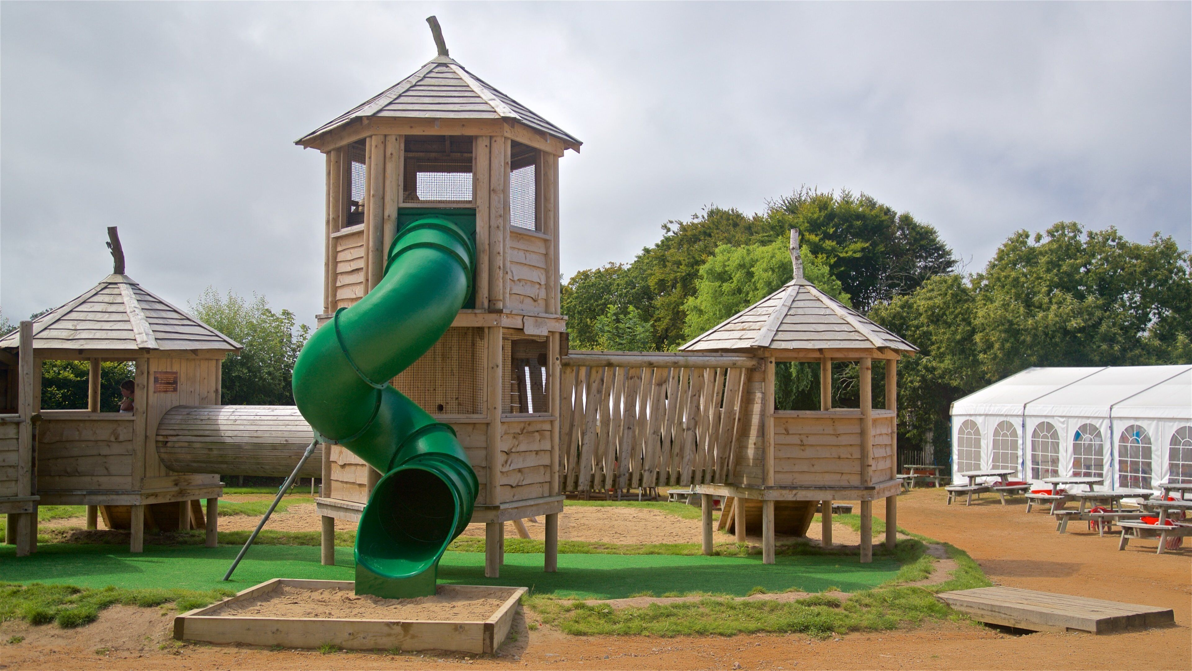 aMazin! Adventure Park & Maze que inclui um parquinho