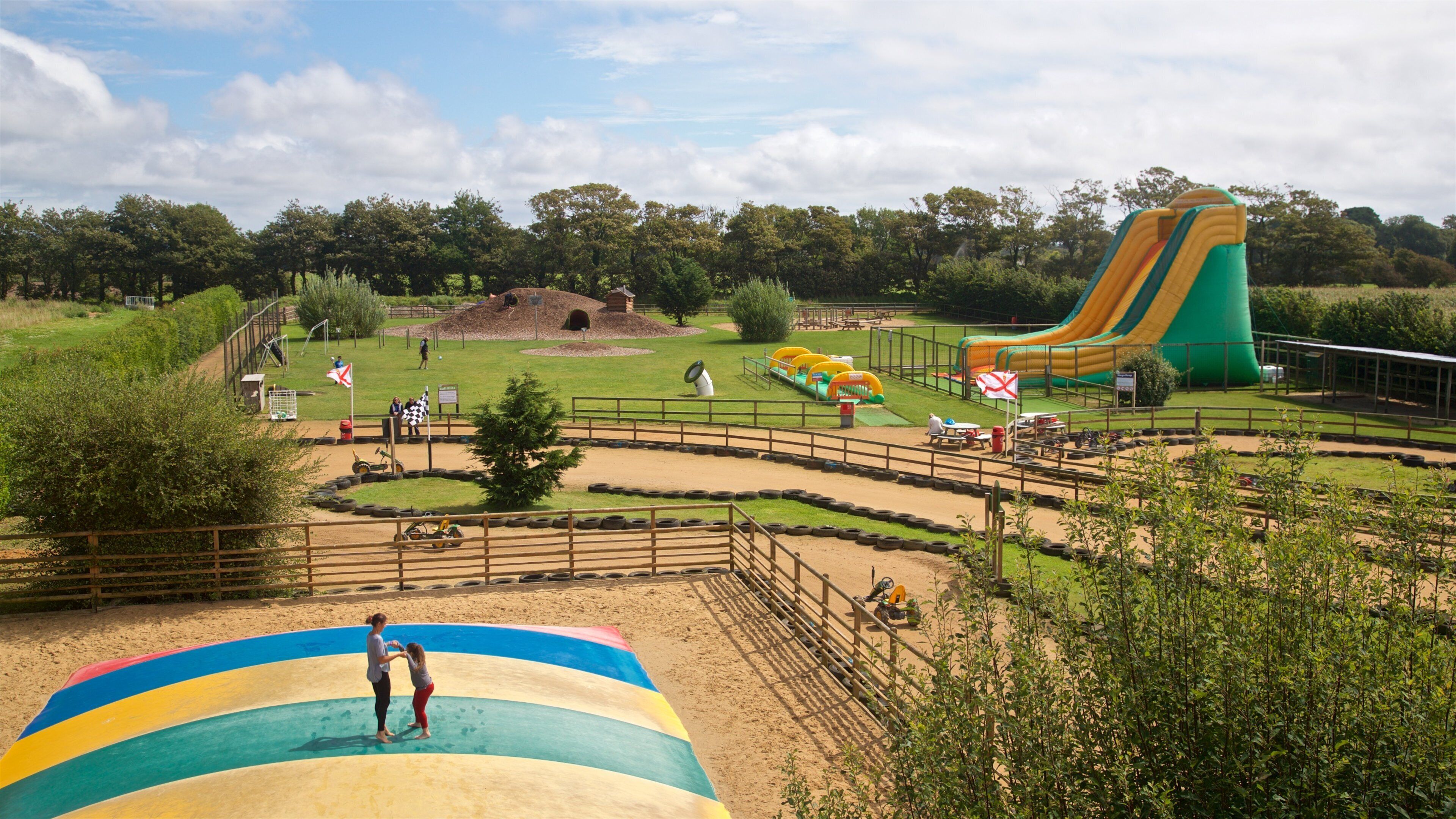 aMazin! Adventure Park & Maze featuring matkat sekä perhe