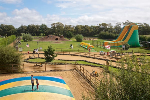 aMazin! Adventure Park & Maze welches beinhaltet Fahrten sowie Familie
