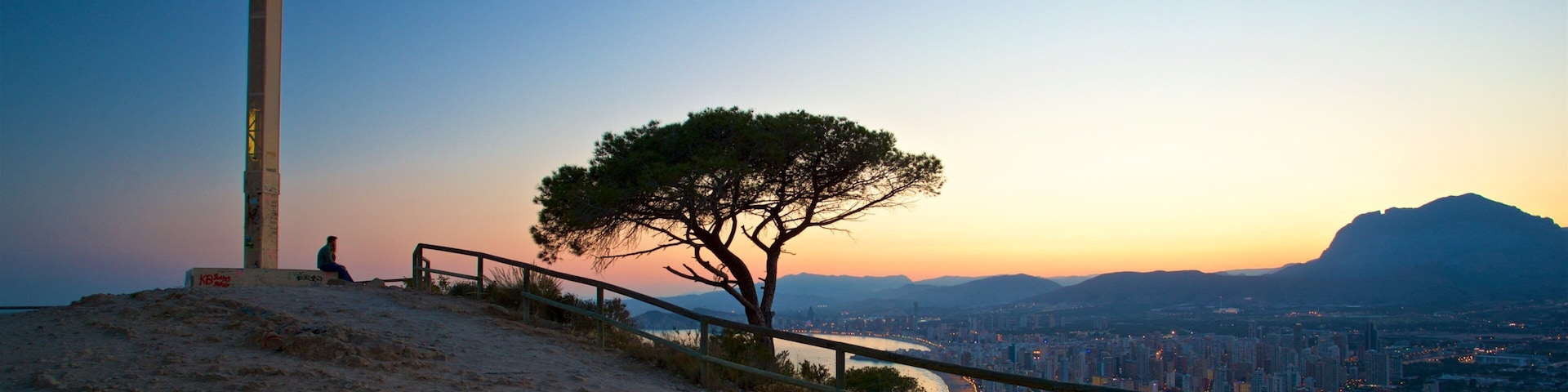 La Cruz Benidorm showing a monument, views and religious elements