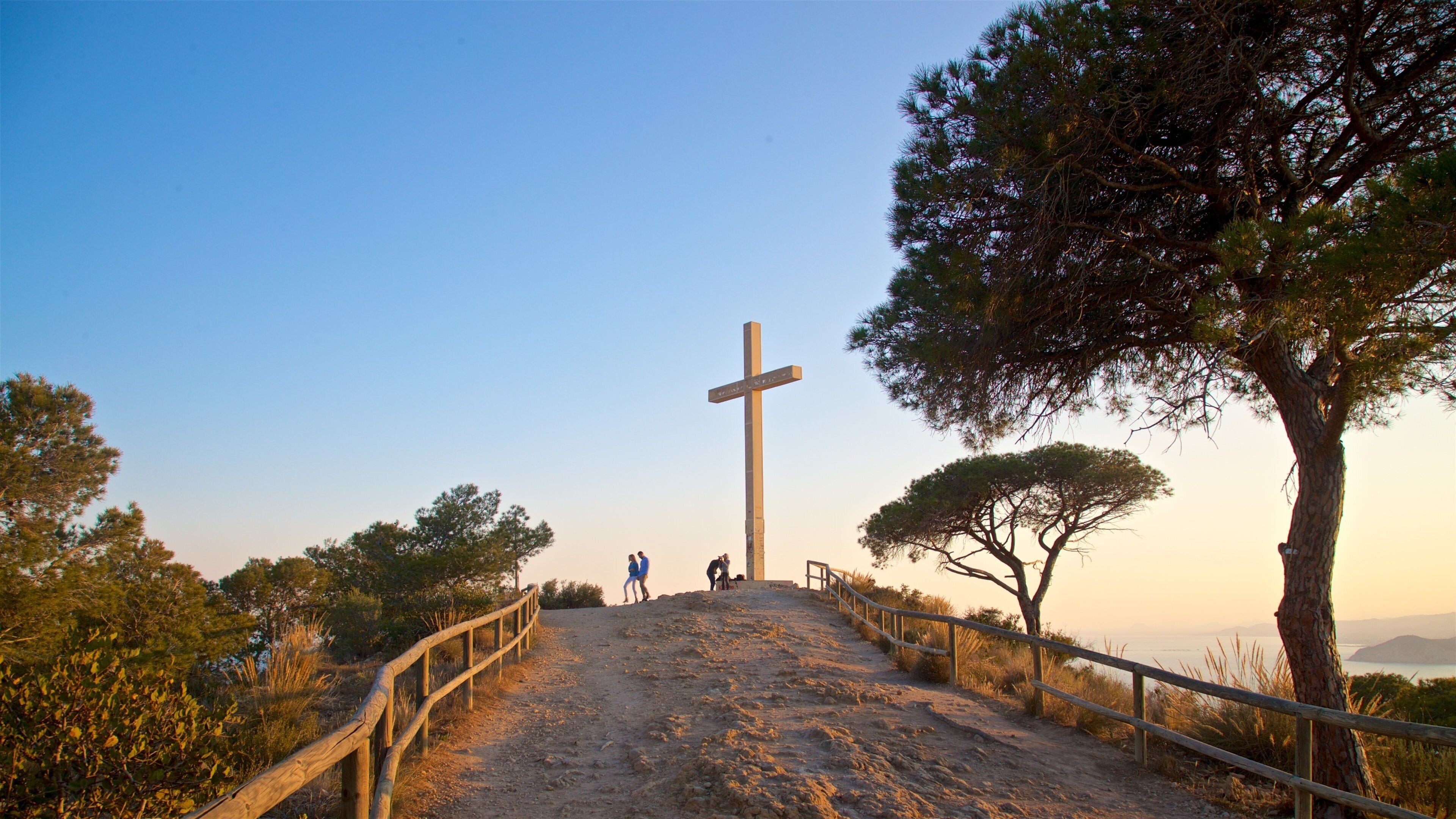 La Cruz Benidorm featuring religious elements, views and a monument
