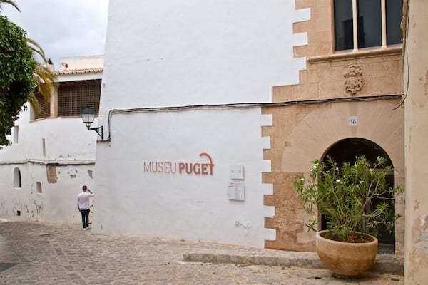 Museu Puget which includes signage