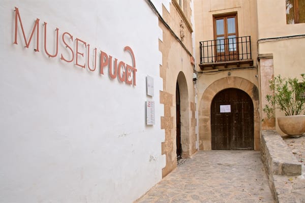 Museu Puget showing signage