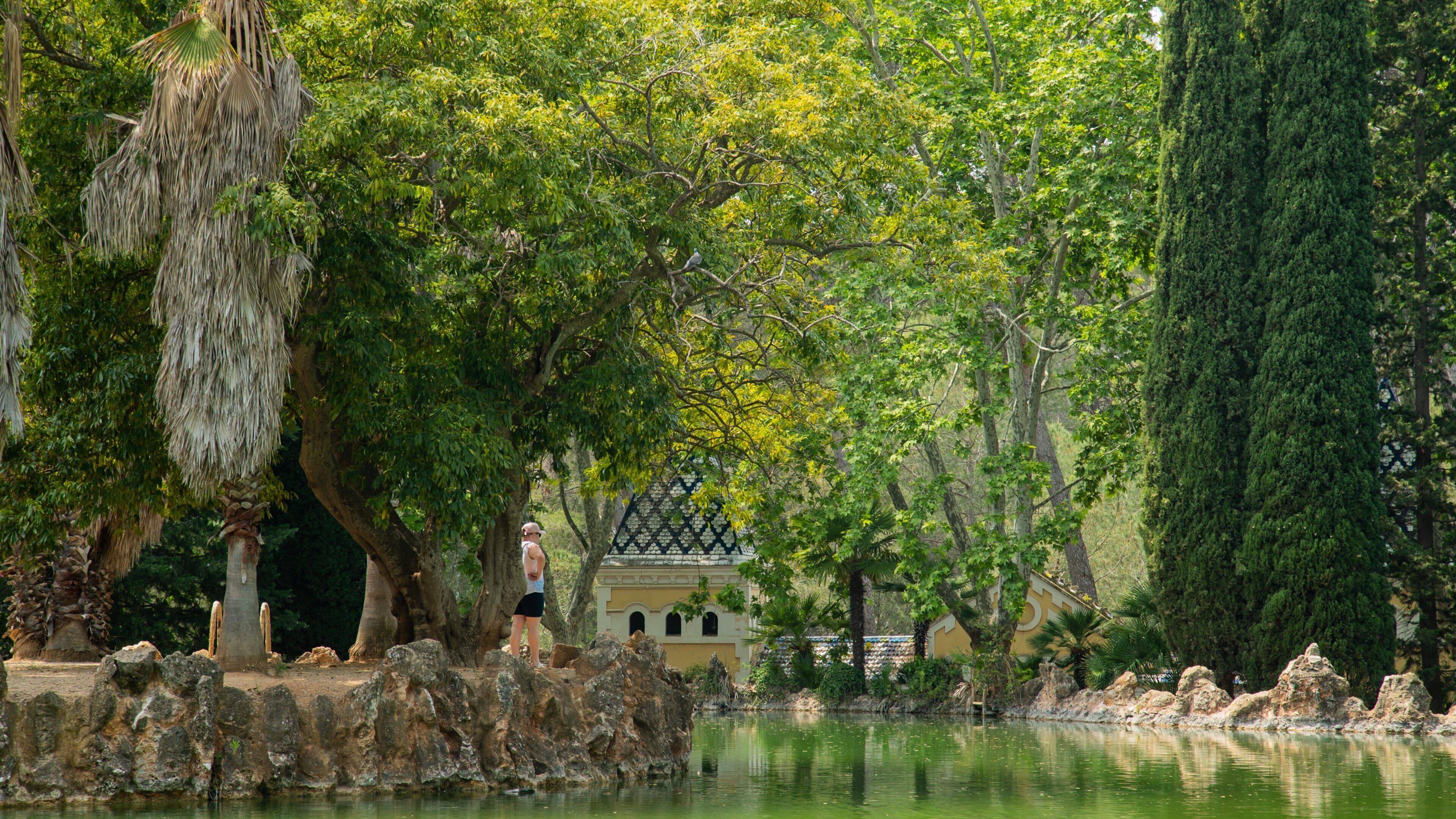 Parc Sama showing a pond
