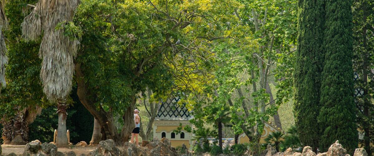 Parc Sama showing a pond