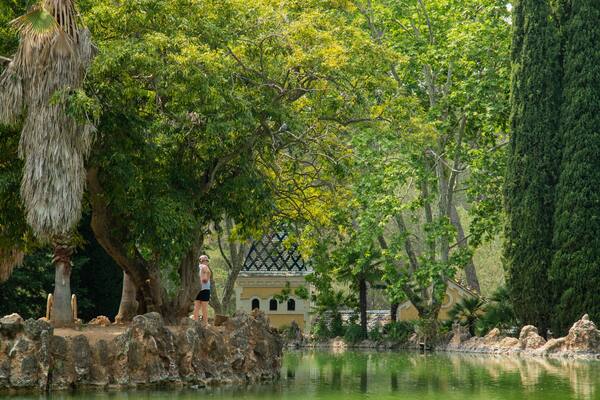 Parc Sama showing a pond