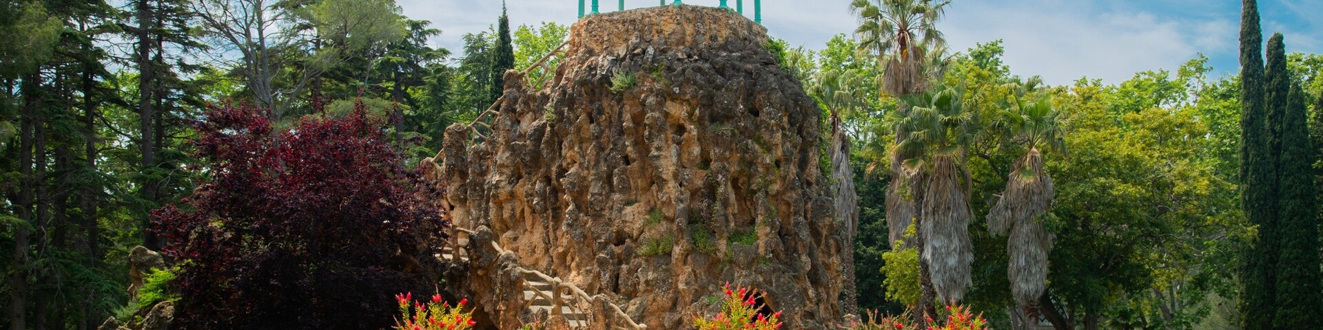 Parc Sama featuring wildflowers and a pond