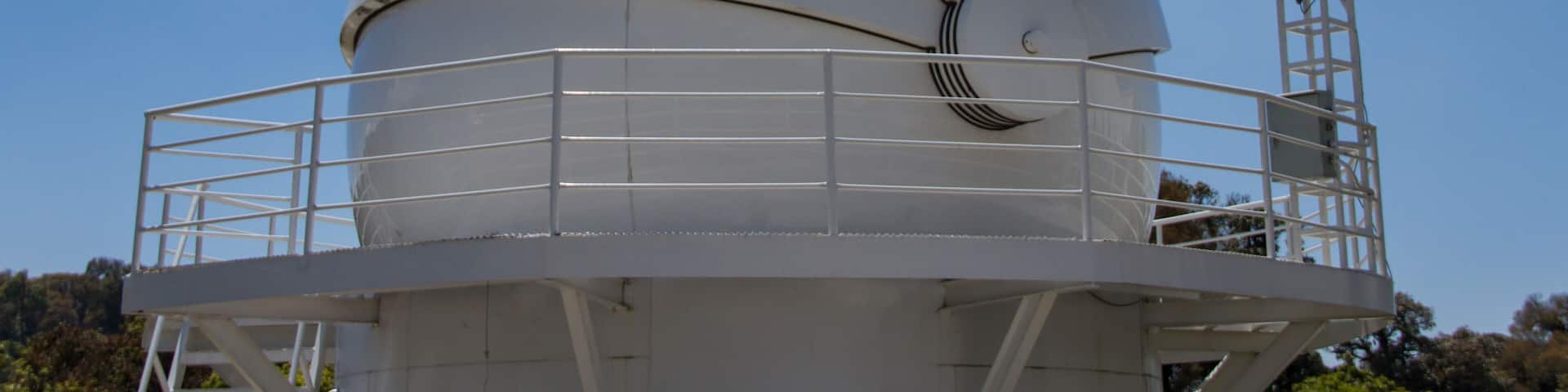 The observatory is located on the mountain.