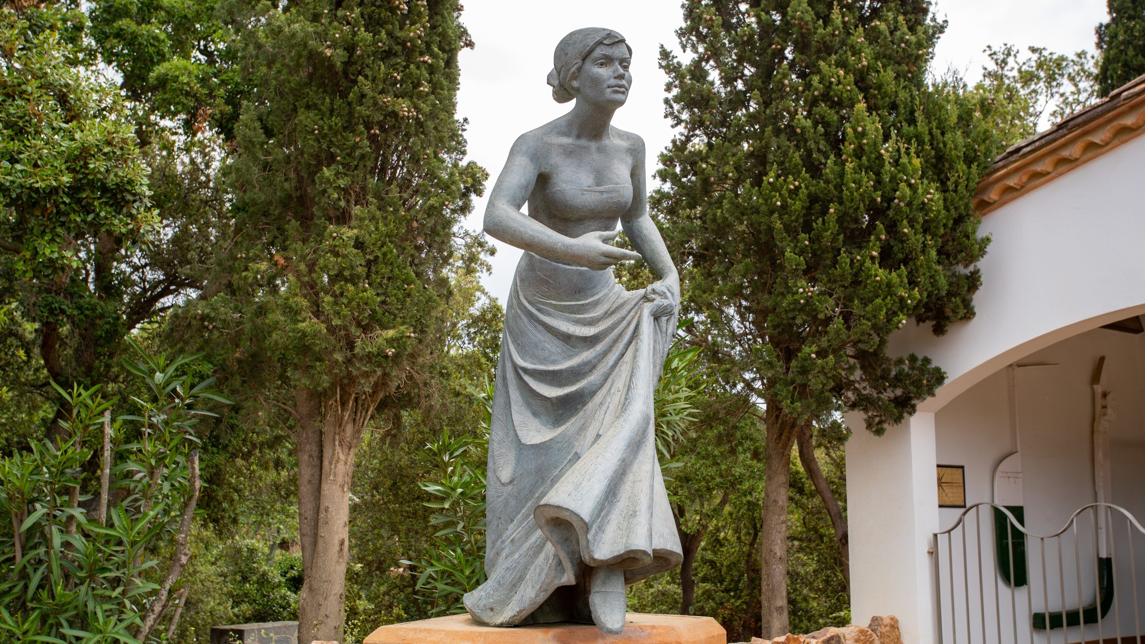 Santa Cristina\'s Shrine showing a statue or sculpture