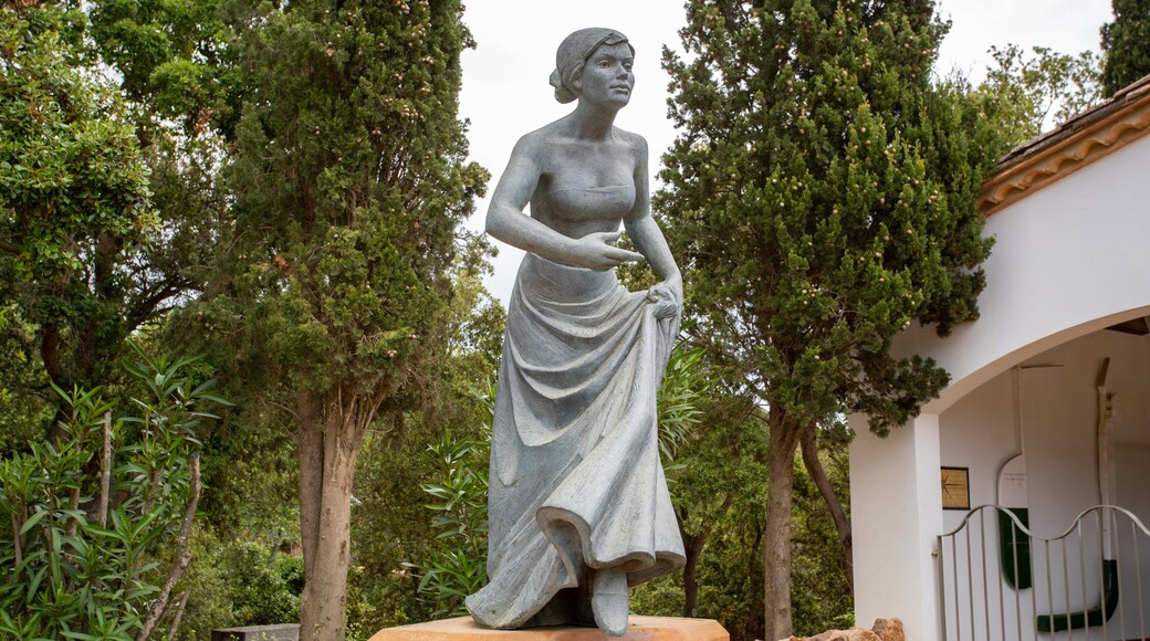 Santa Cristina\'s Shrine showing a statue or sculpture