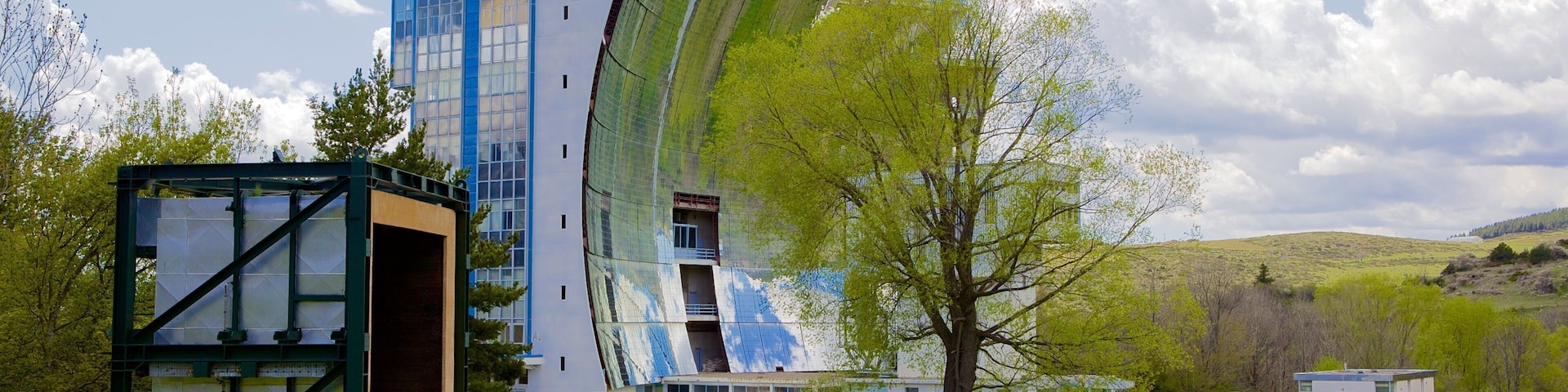 Heliodyssee-Grand Four Solaire d\'Odeillo ofreciendo jardín y arquitectura moderna