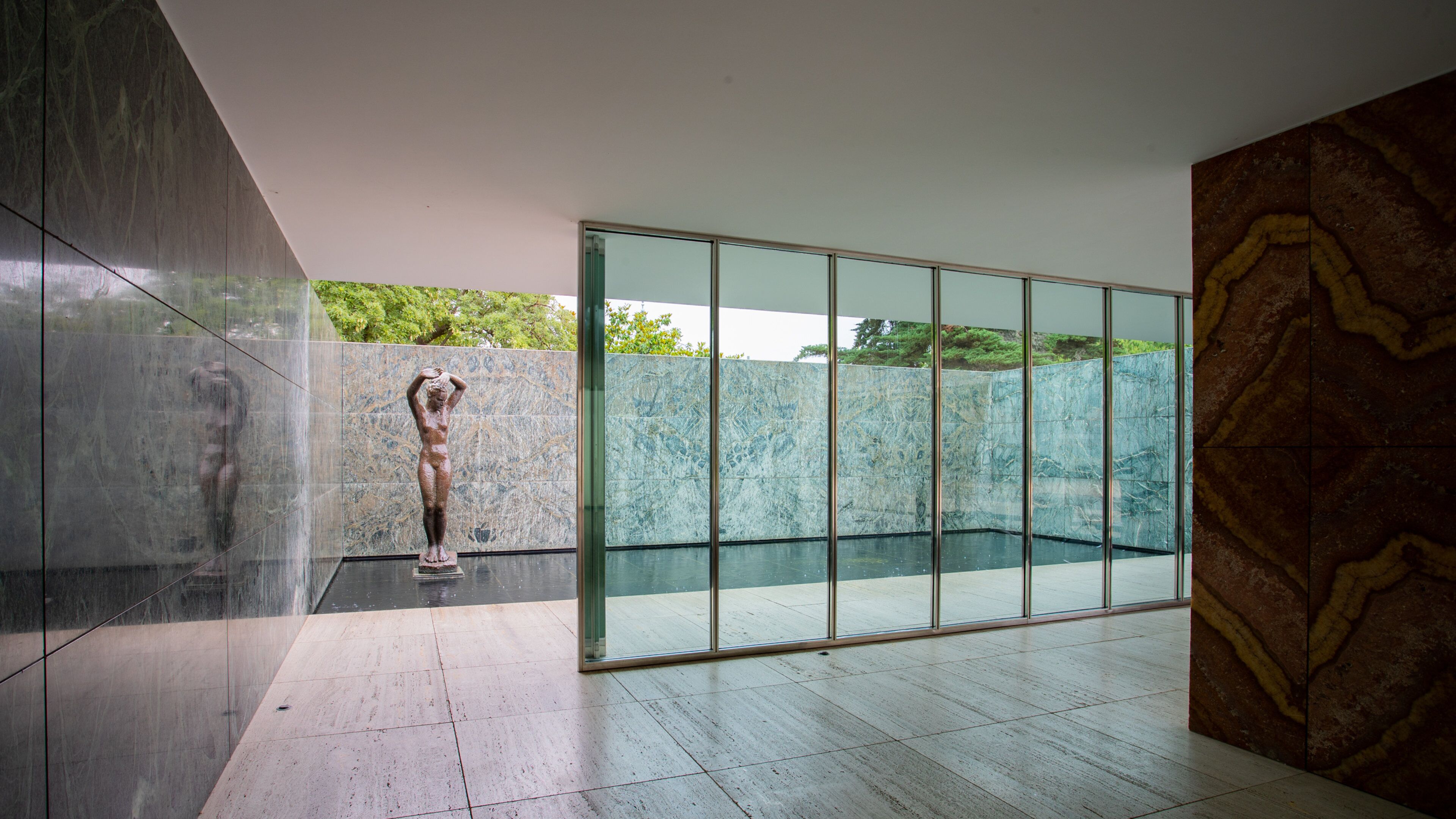 Pavelló Mies van der Rohe featuring a statue or sculpture and interior views