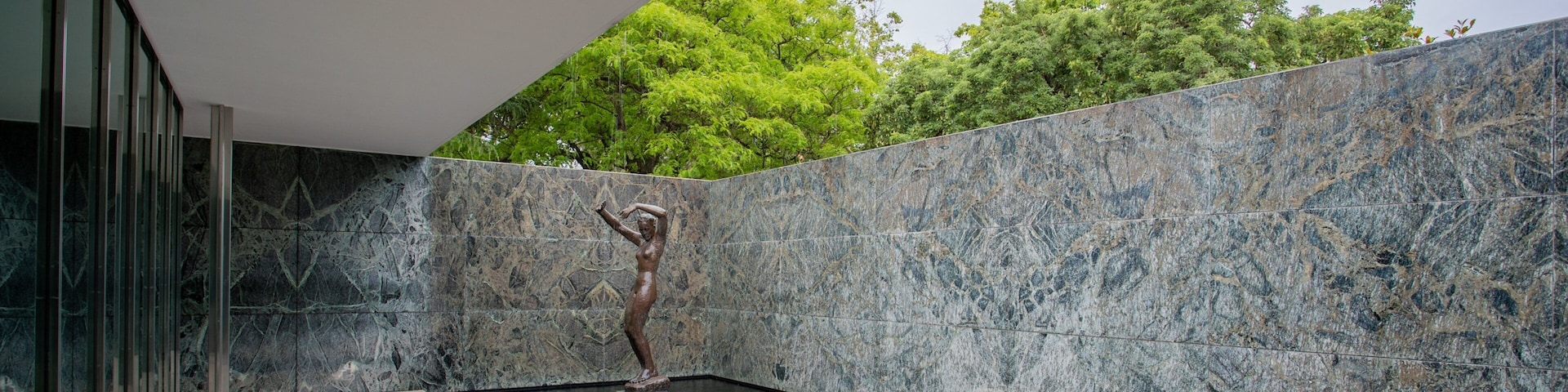 Pavelló Mies van der Rohe showing a statue or sculpture and a fountain