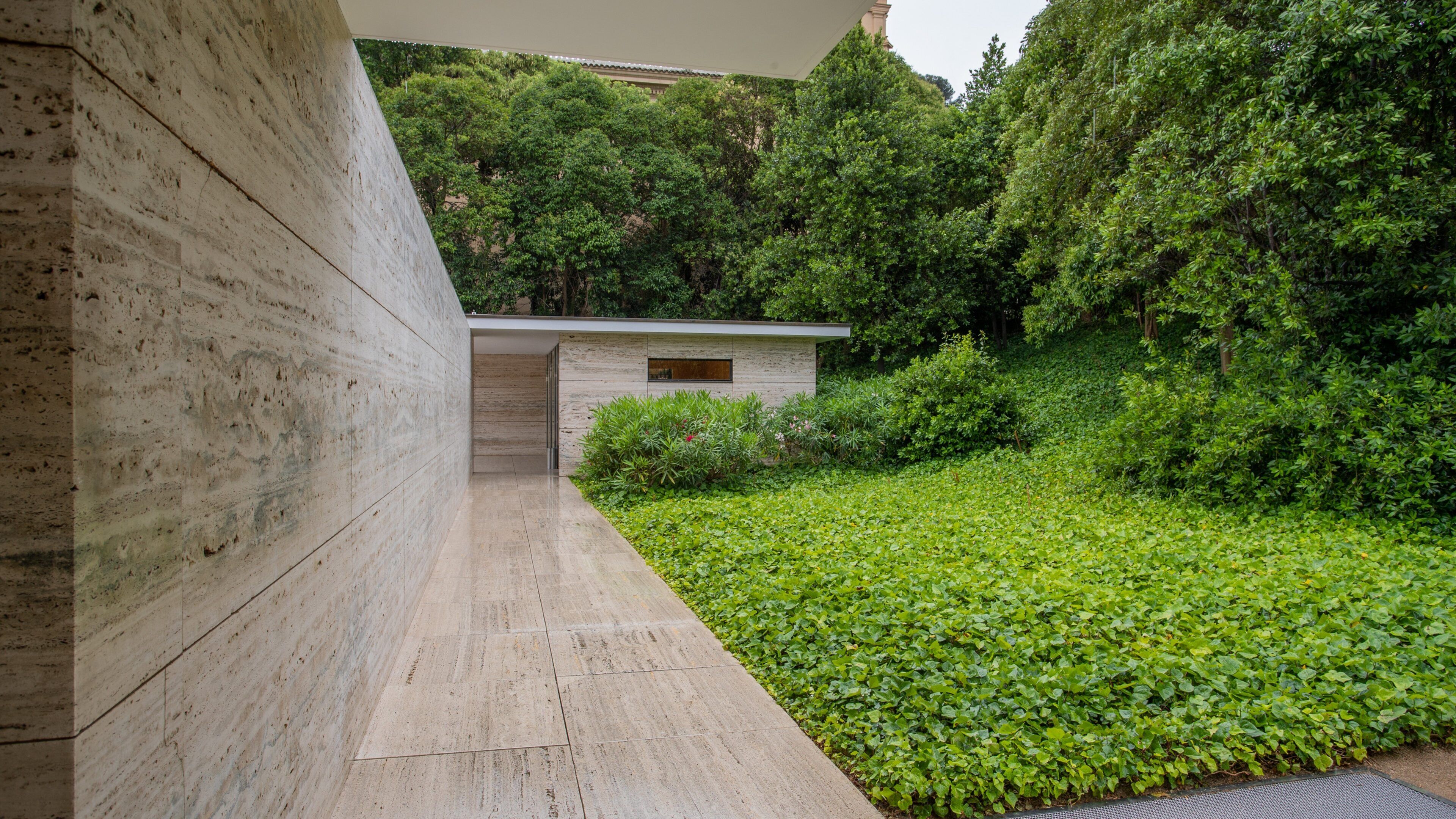 Pavelló Mies van der Rohe featuring a park