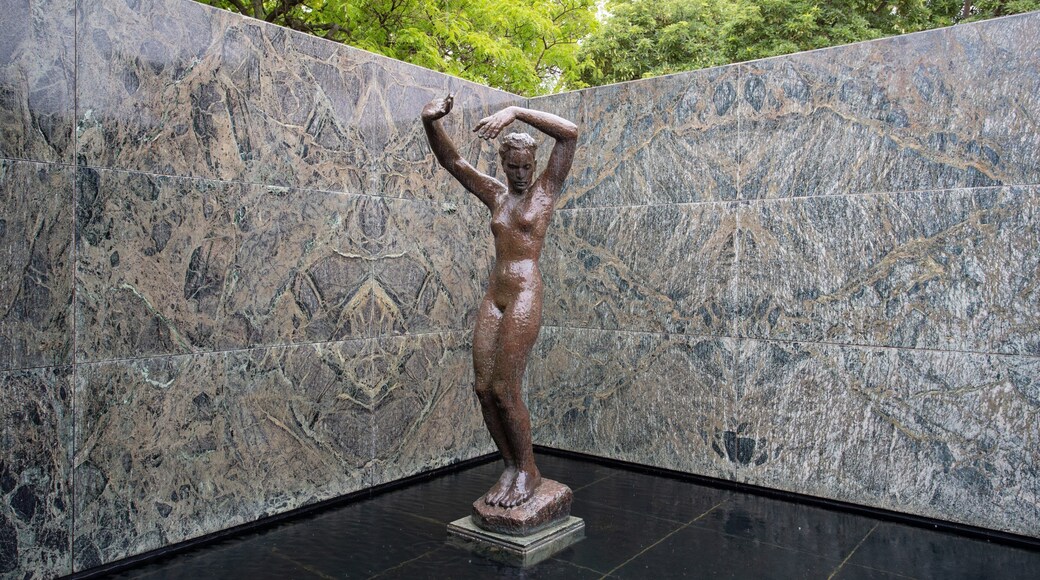 Pavelló Mies van der Rohe showing a statue or sculpture and a fountain