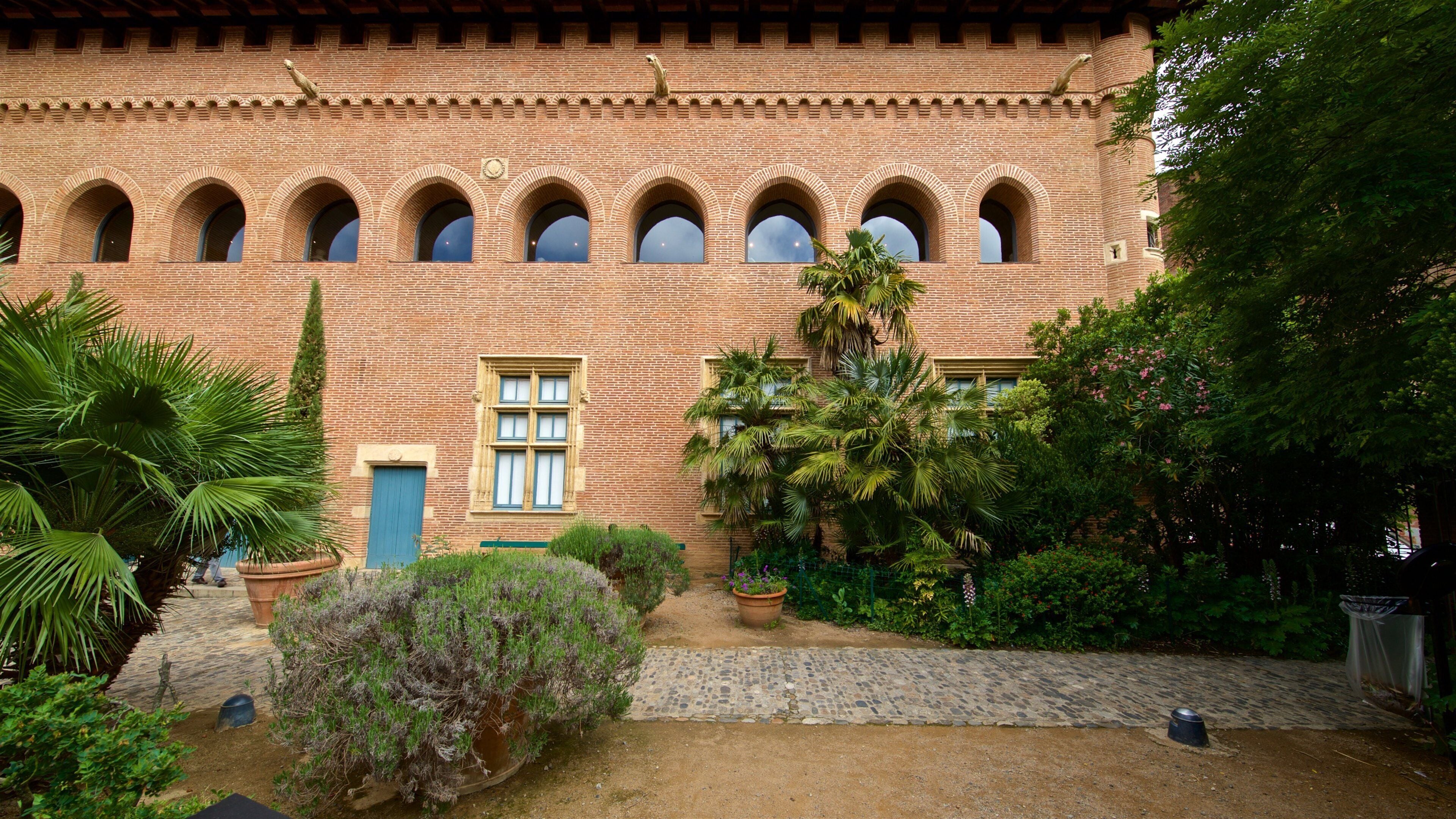 Saint Raymond Museum og byder på en park