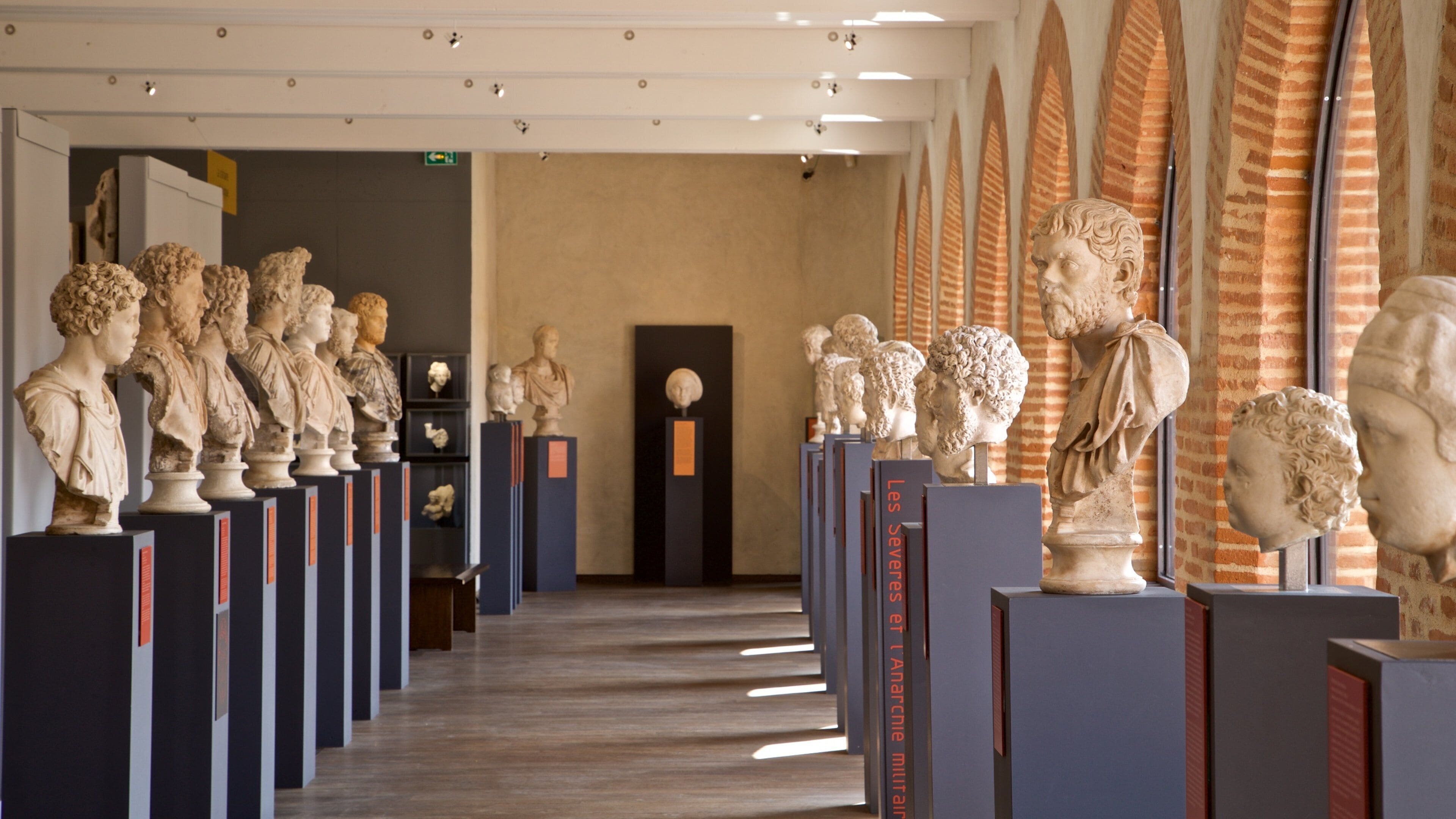 Musée Saint-Raymond que inclui uma estátua ou escultura e vistas internas