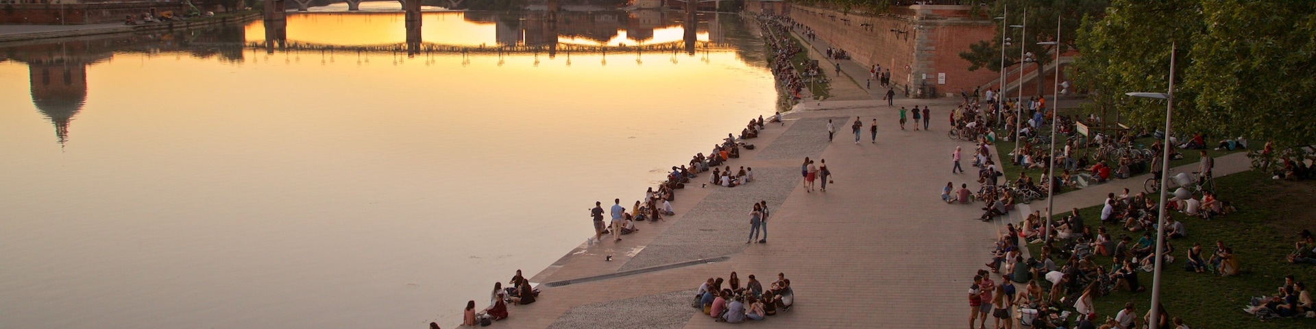 Garonne das einen Fluss oder Bach, BrĂŒcke und Park