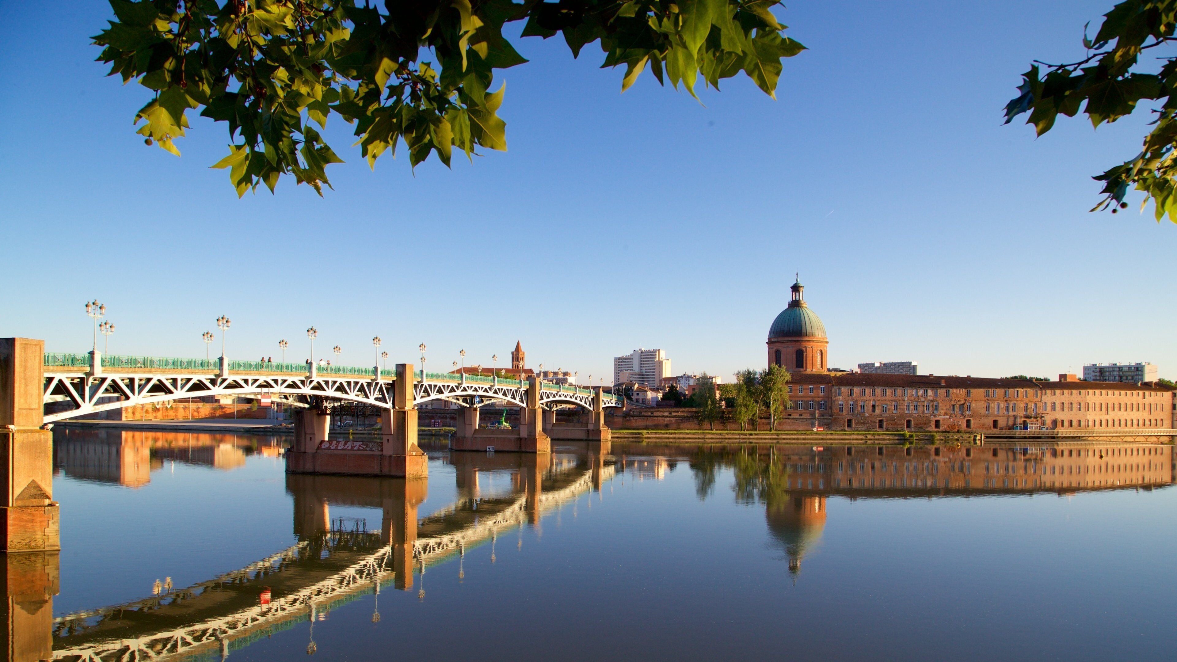 Garonne som viser historiske bygningsværker, en solnedgang og en flod eller et vandløb