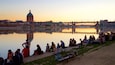 Garonne caratteristiche di tramonto, architettura d\'epoca e fiume o ruscello