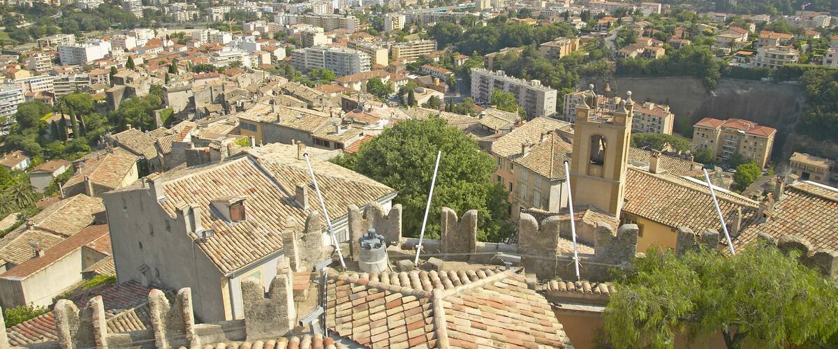 Un paisaje urbano costero con edificios históricos y una vista despejada del mar.