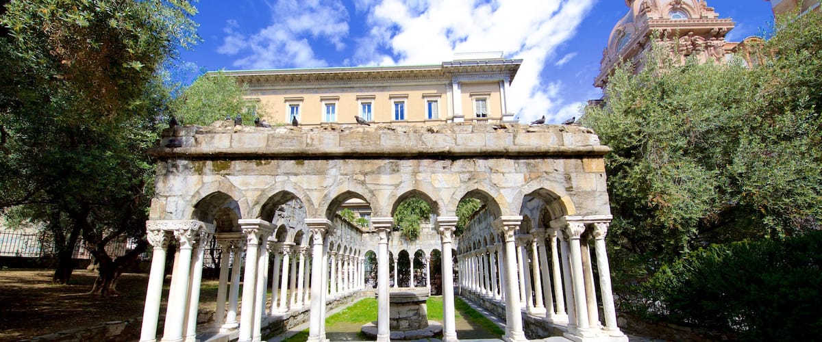 Un edifici històric d'arquitectura clàssica, amb una sèrie d'arcs i columnes.