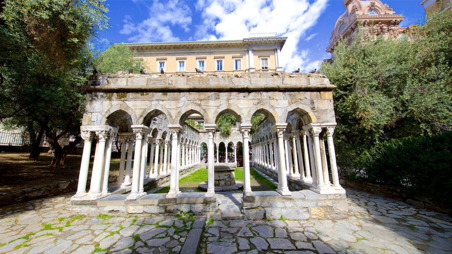 Un edificio histórico con arquitectura clásica, que presenta una serie de arcos y columnas.