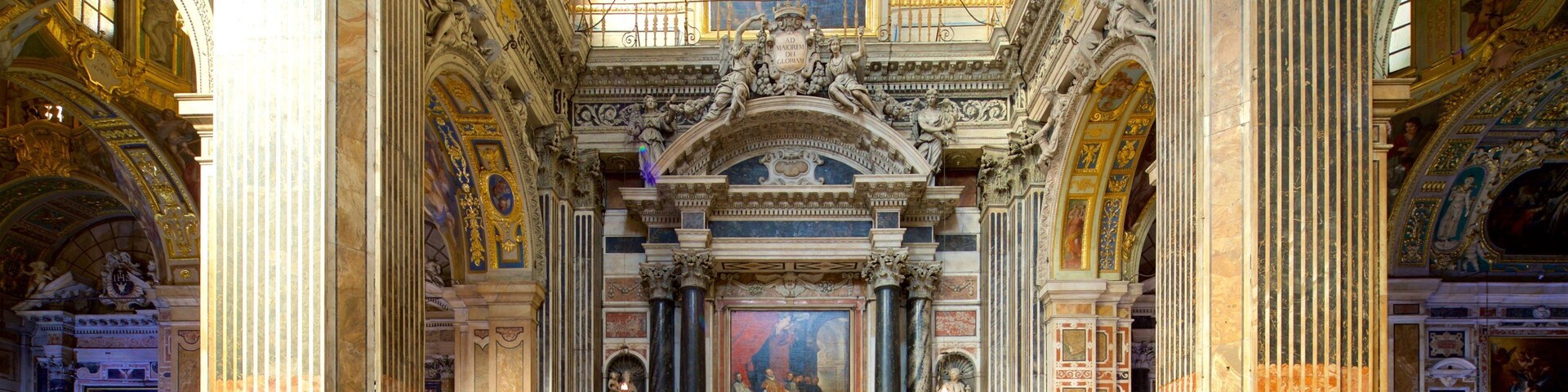 Interior de igreja ornamentado, com altos tetos, afrescos detalhados e colunas clássicas.