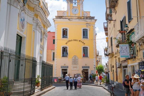Museo del Mare showing street scenes and heritage architecture as well as a small group of people