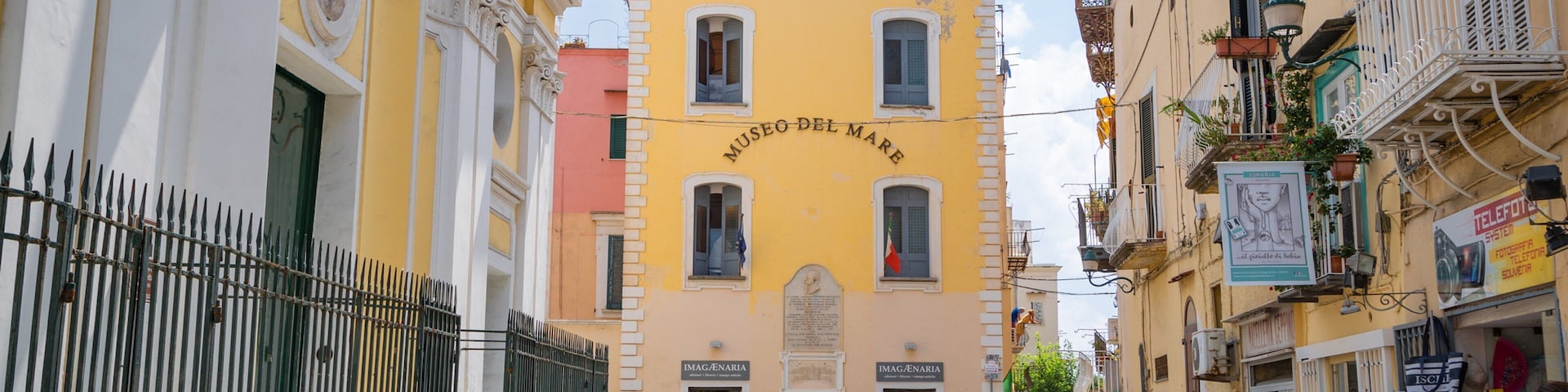 Museo del Mare showing street scenes and heritage architecture as well as a small group of people
