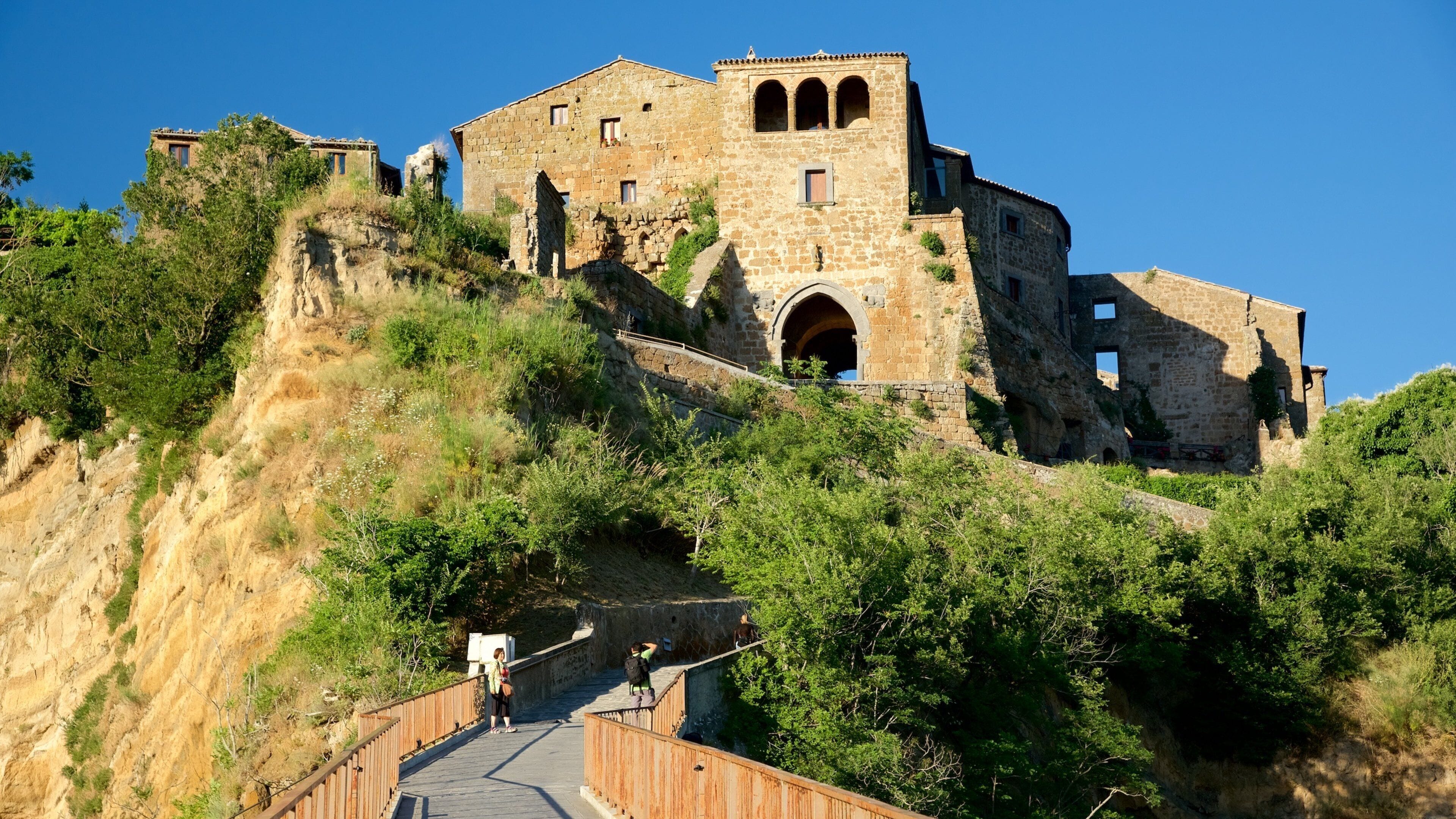 Bagnoregio qui includes château ou palais, coucher de soleil et pont
