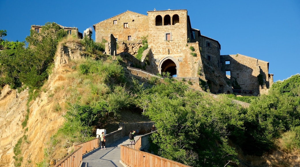Bagnoregio qui includes chĂąteau ou palais, coucher de soleil et pont