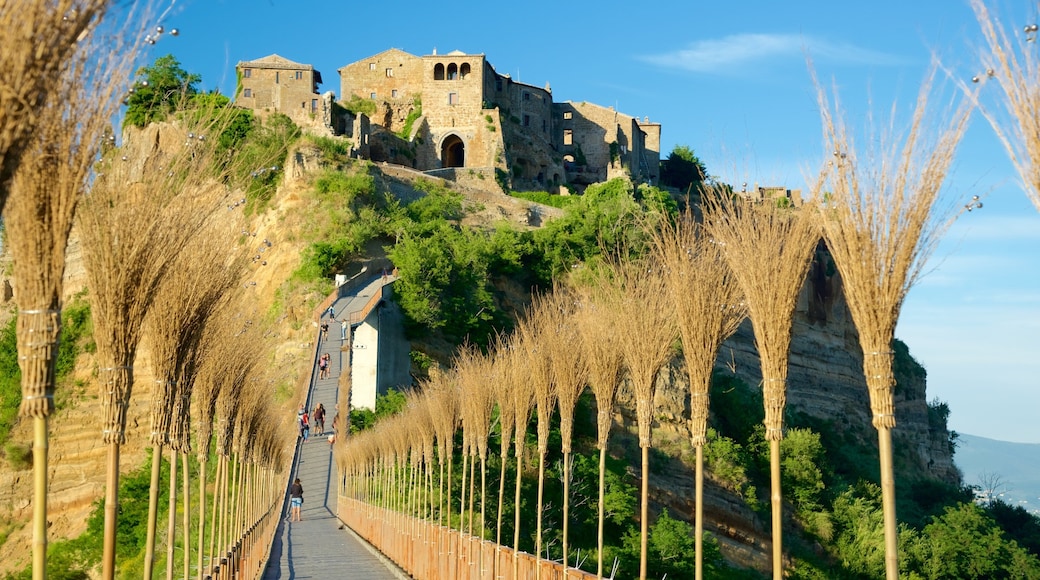 Bagnoregio mettant en vedette pont, patrimoine architectural et chĂąteau ou palais